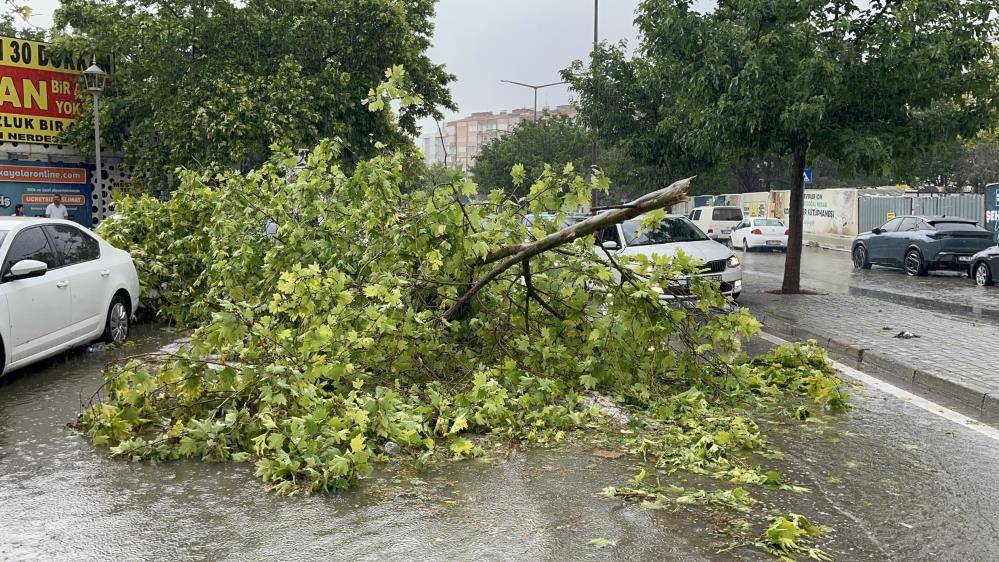 Tahminciler 4 gün, Meteoroloji saatler kala uyarmıştı! Konya’da tarihe geçecek yağış 15